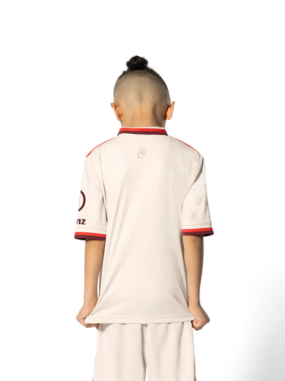 Mini Mantos oficial FBC, kit camisa infantil de futebol na cor creme com detalhes em vermelho, criança de costas