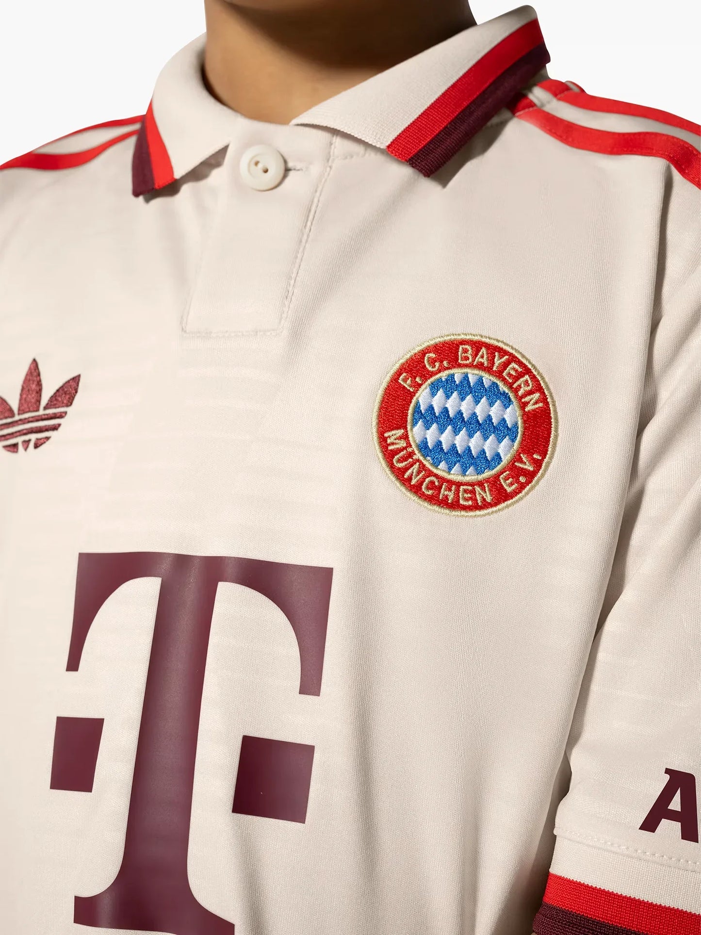 Camisa oficial infantil Bayern de Munique Mini Mantos kit bege e vermelho com logo Adidas e Telekom