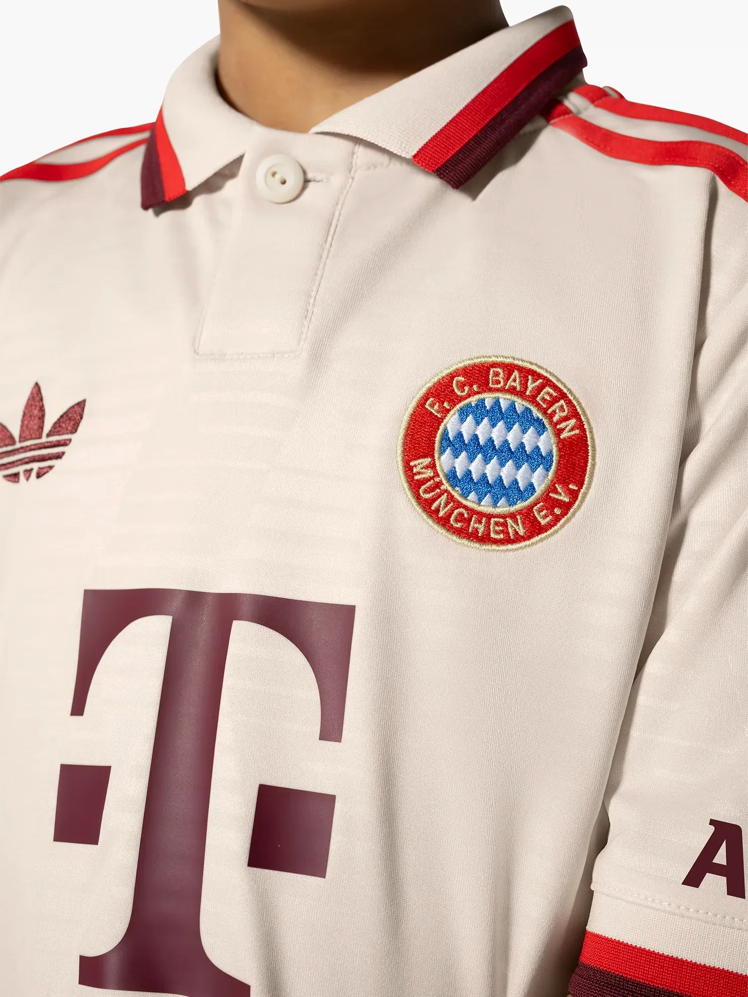 Camisa oficial infantil Bayern de Munique Mini Mantos kit bege e vermelho com logo Adidas e Telekom