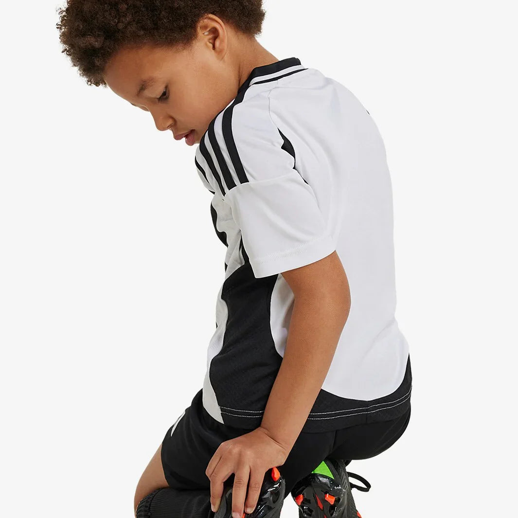 Kit infantil oficial Juventus Mini Mantos, camisa de futebol, branco e preto. Criança usando