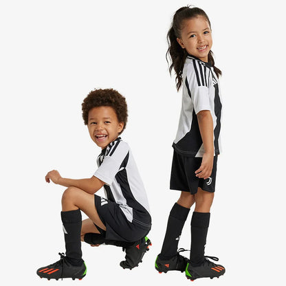 Kit camisa oficial Juventus infantil Mini Mantos em duas crianças sorridentes