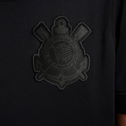 Camisa Corinthians oficial infantil Mini Mantos, detalhe do emblema bordado preto do kit