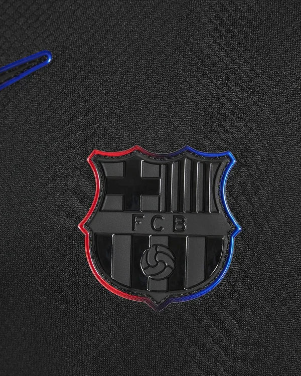 Kit camisa oficial infantil FC Barcelona preta, detalhe Mini Mantos. Escudo vibrante com bordas vermelhas e azuis