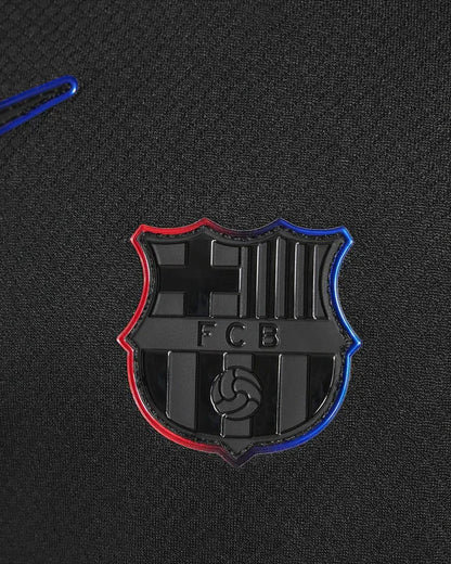 Kit camisa oficial infantil FC Barcelona preta, detalhe Mini Mantos. Escudo vibrante com bordas vermelhas e azuis