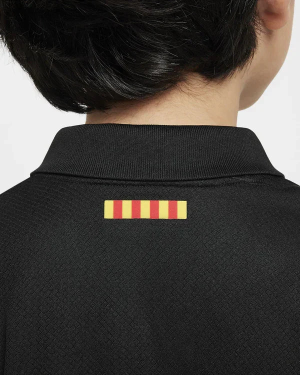 Camisa infantil oficial FC Barcelona preta Mini Mantos, kit com detalhe Senyera nas costas
