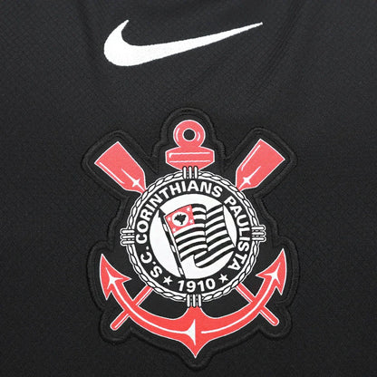 Kit camisa Corinthians infantil oficial preta. Mini Mantos. Detalhe do emblema bordado