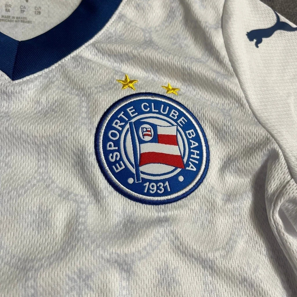 Camisa infantil oficial Esporte Clube Bahia, kit Mini Mantos. Detalhe do escudo e estrelas