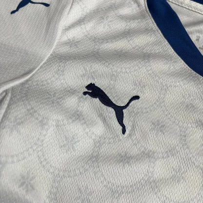 Kit camisa oficial infantil Puma Itália Mini Mantos, branca e azul. Conforto e estilo para os pequenos torcedores
