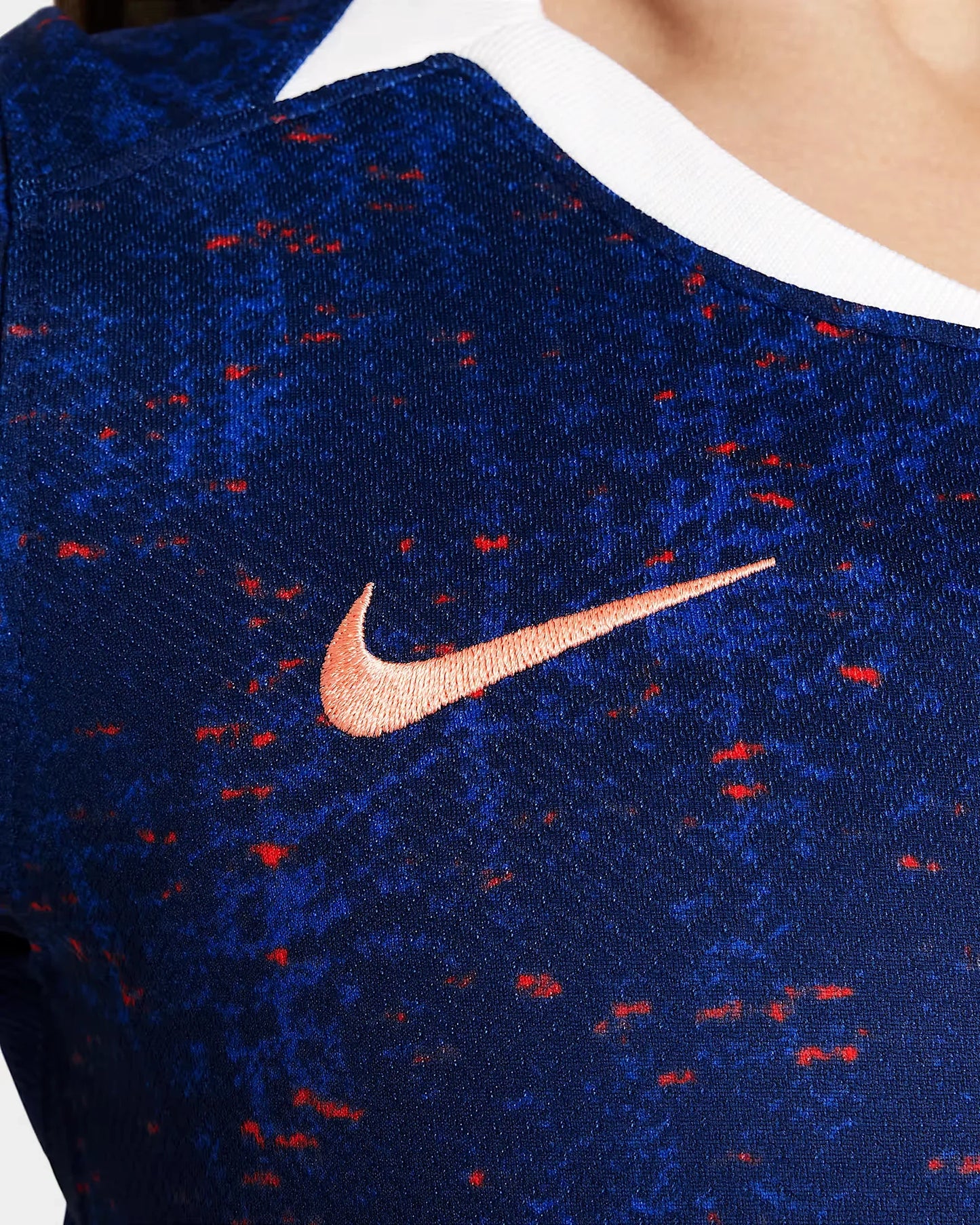 Camisa oficial infantil Mini Mantos kit França. Detalhe da textura azul e vermelha com logo Nike bordado