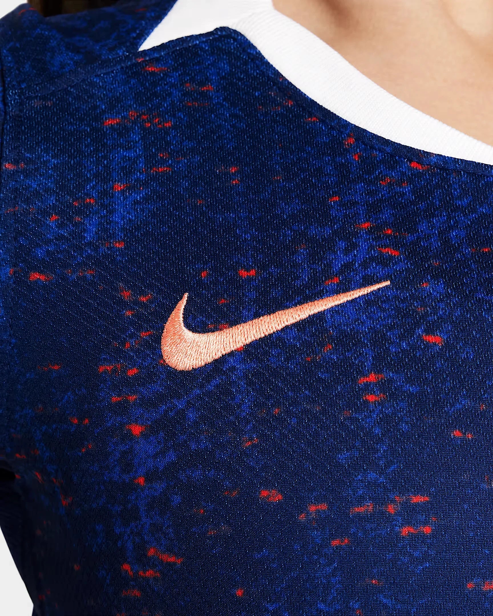 Camisa oficial infantil Mini Mantos kit França. Detalhe da textura azul e vermelha com logo Nike bordado