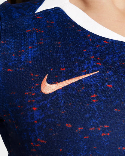 Camisa oficial infantil Mini Mantos kit França. Detalhe da textura azul e vermelha com logo Nike bordado