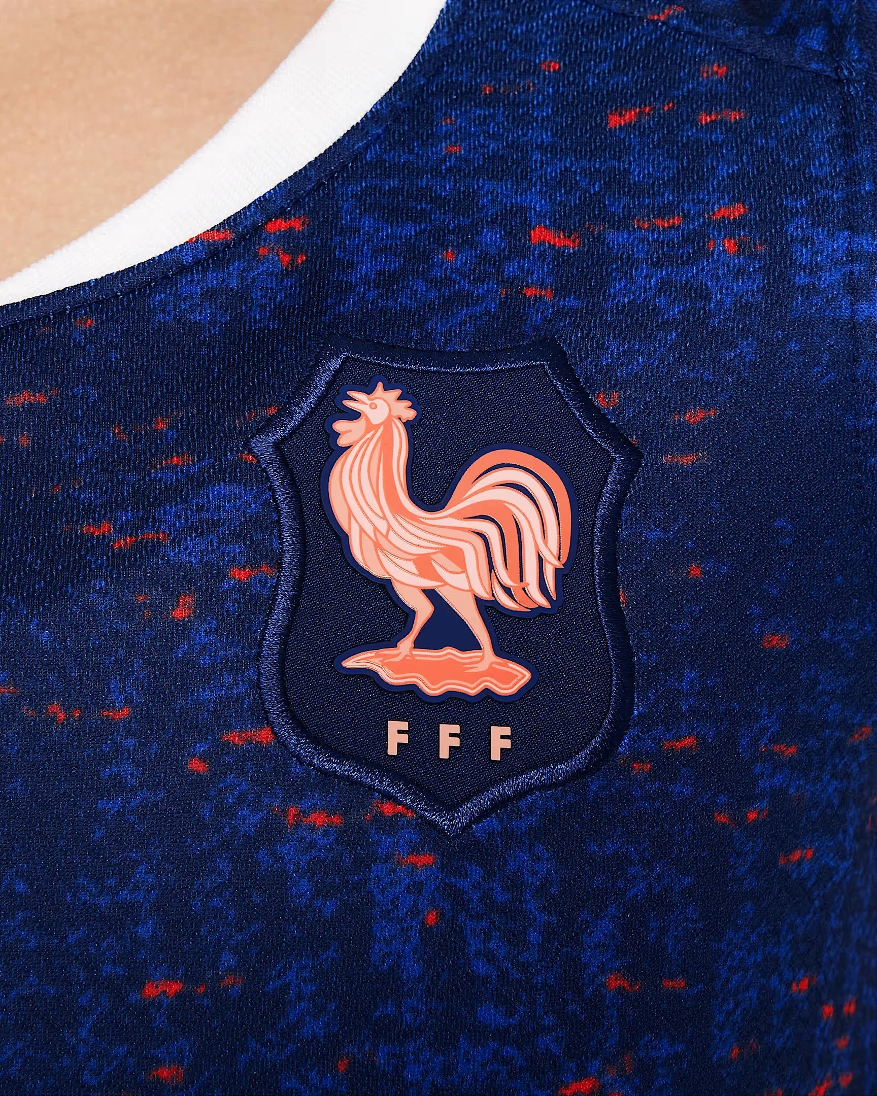 Camisa oficial França infantil, kit Mini Mantos. Detalhe da camisa azul, escudo da França com galo e FFF