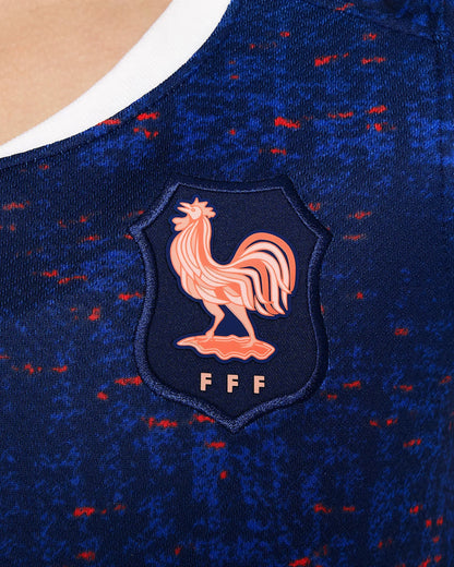 Camisa oficial França infantil, kit Mini Mantos. Detalhe da camisa azul, escudo da França com galo e FFF