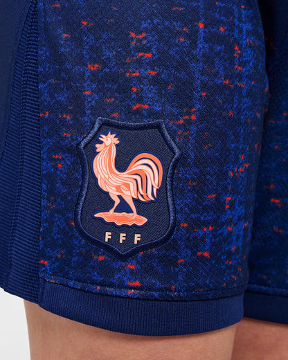 Mini Mantos infantil: kit oficial da França, camisa e shorts. Detalhe dos shorts com escudo do galo e logo FFF