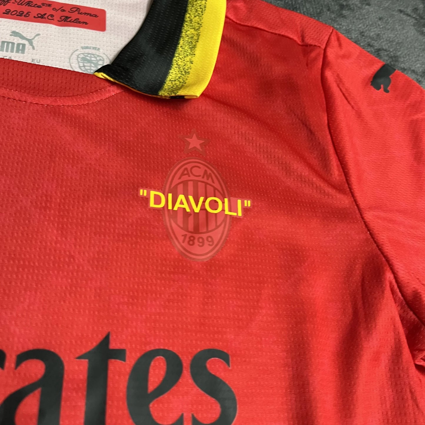 Mini Mantos: kit camisa infantil oficial AC Milan vermelha. Detalhes Puma e Off-White. Perfeita para pequenos fãs