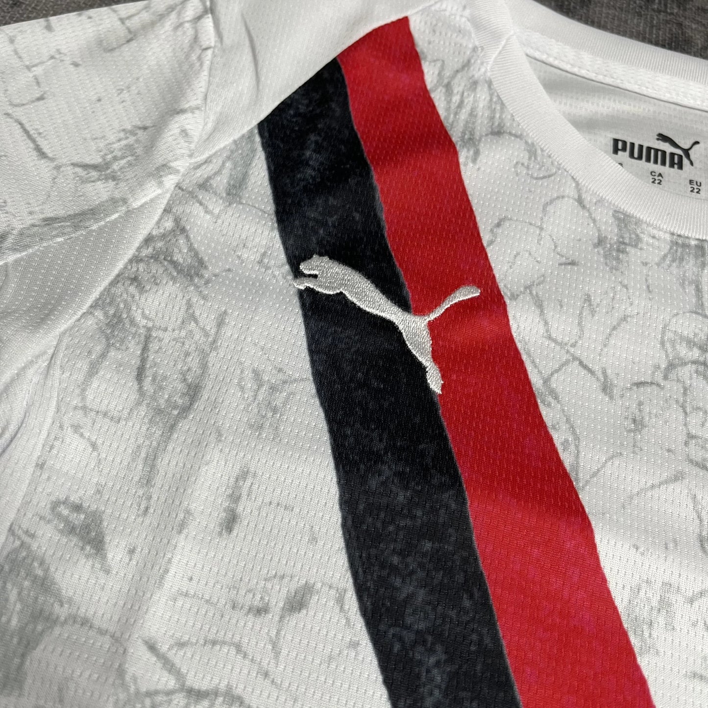 Camisa oficial infantil AC Milan Mini Mantos, kit com logo Puma bordado e listras pretas e vermelhas