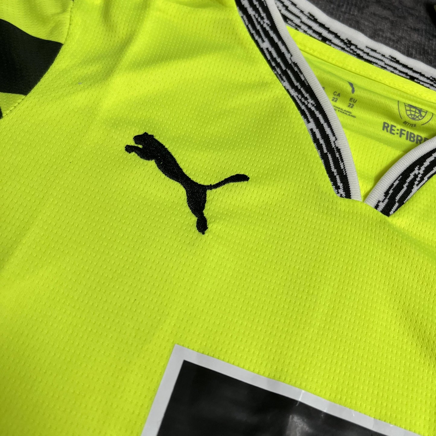 Camisa oficial infantil Puma Mini Mantos, kit do time, neon vibrante com logo PUMA e gola listrada P&B
