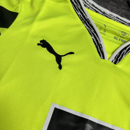 Camisa oficial infantil Puma Mini Mantos, kit do time, neon vibrante com logo PUMA e gola listrada P&B