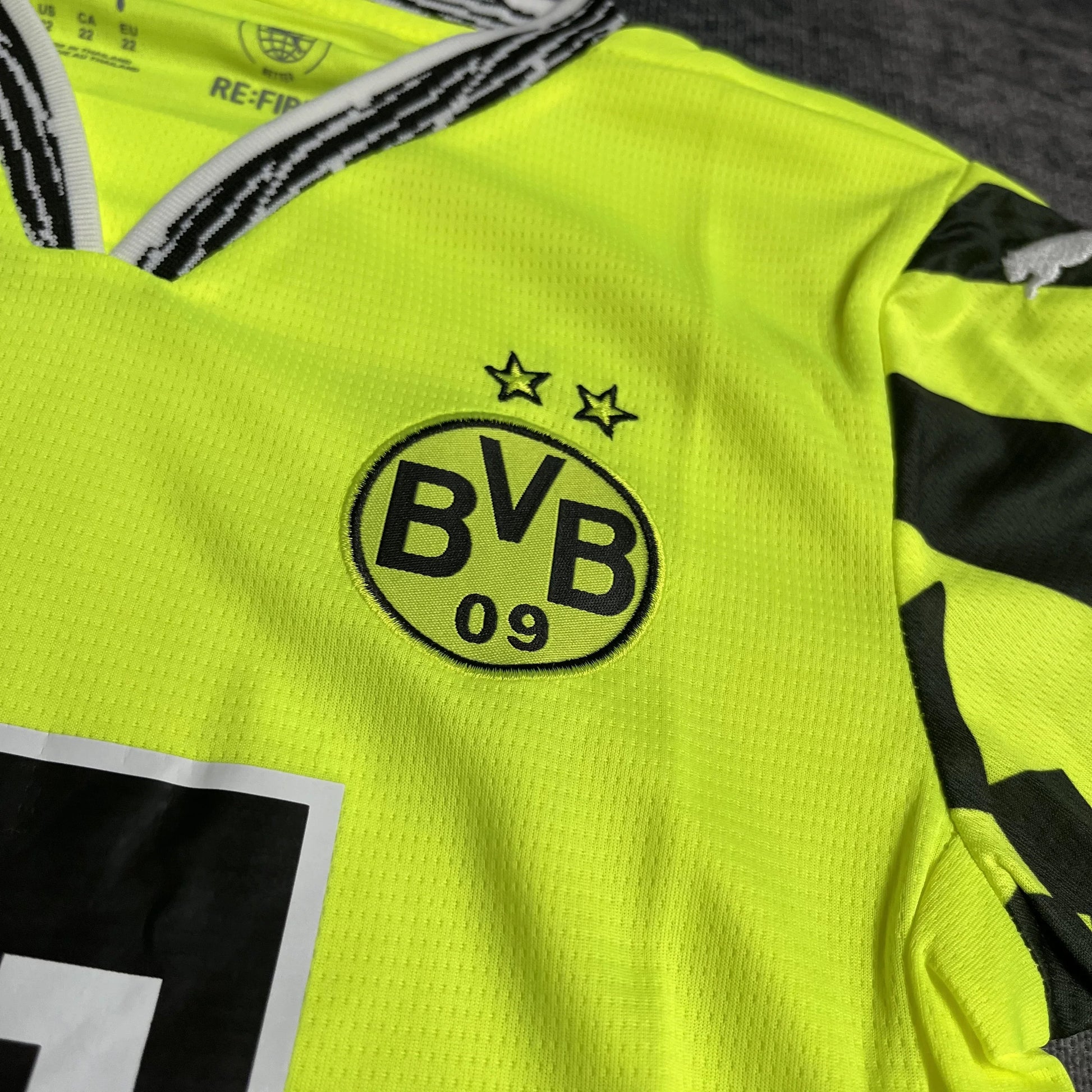 Camisa infantil oficial Borussia Dortmund amarela neon. Kit Mini Mantos BVB com 2 estrelas e detalhes pretos