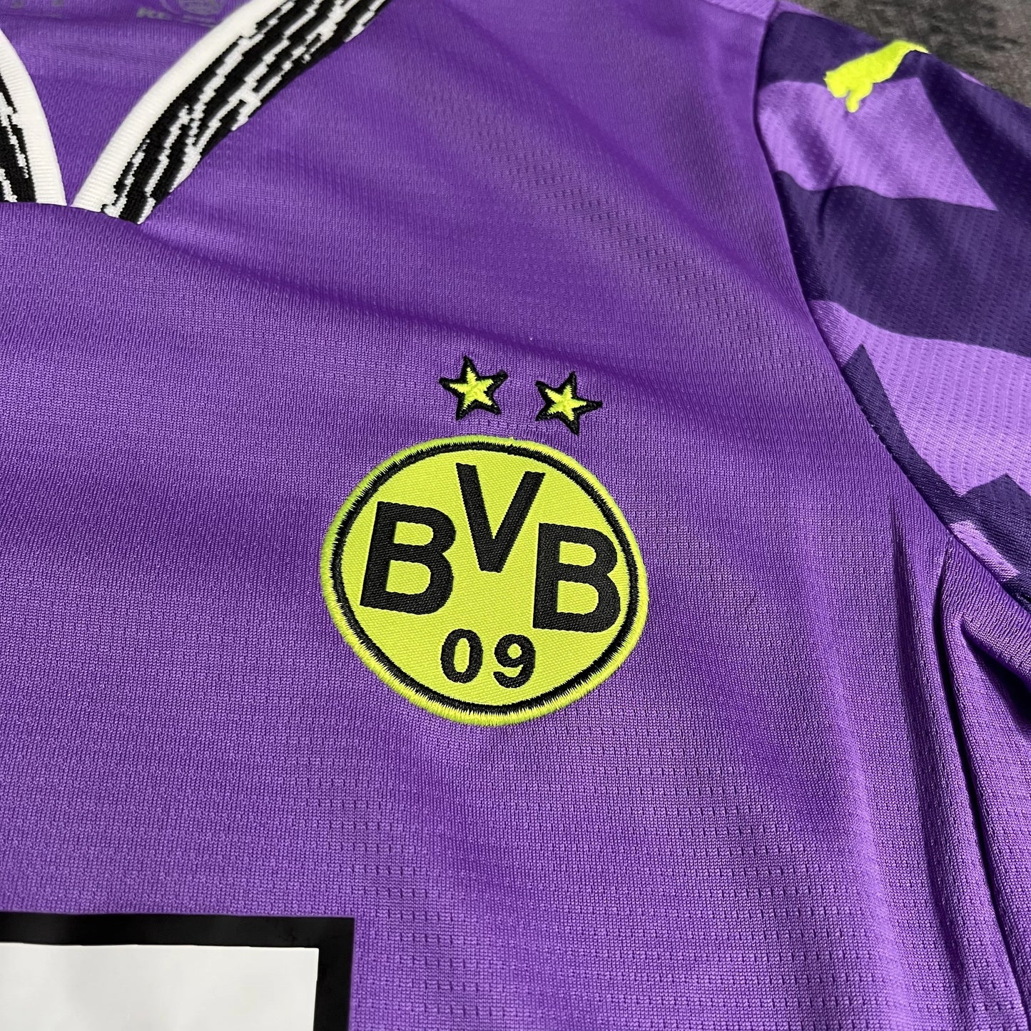 Camisa oficial Mini Mantos Borussia Dortmund roxa infantil kit. Puma e escudo BVB 09 bordado