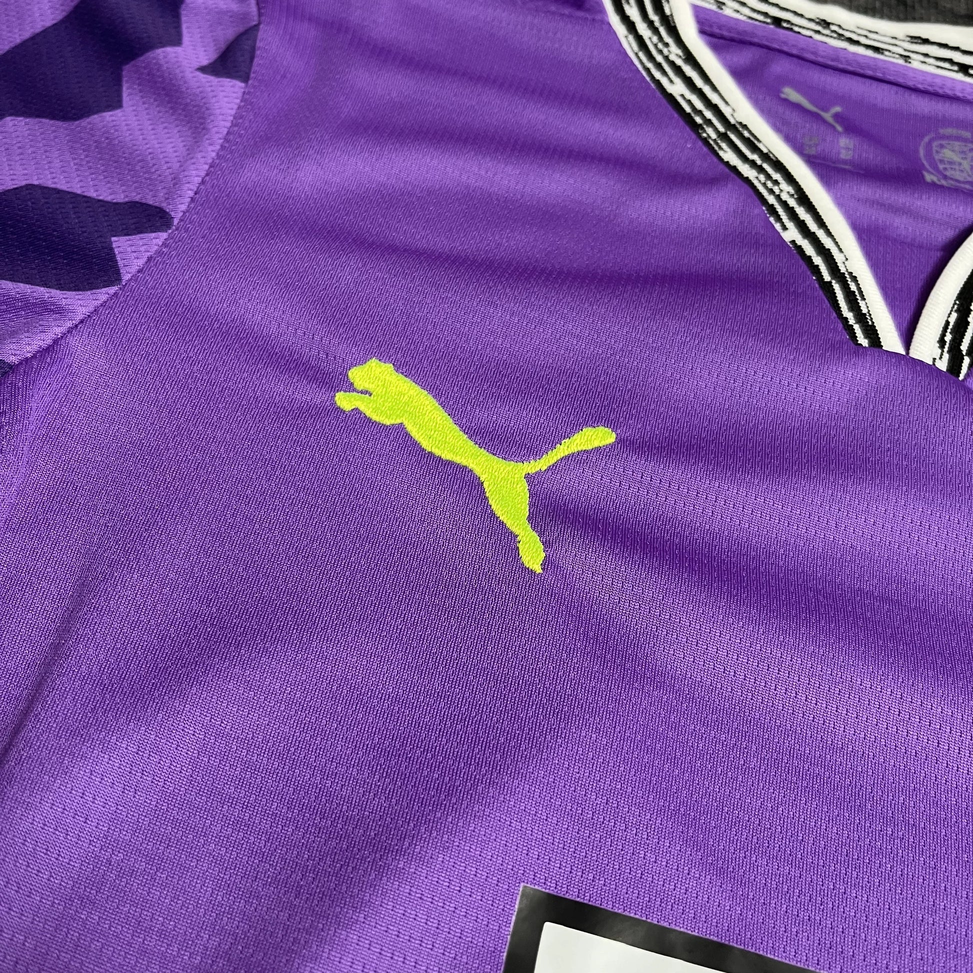 Camisa de time infantil roxa oficial Puma, tecido respirável. Kit Mini Mantos, logo verde