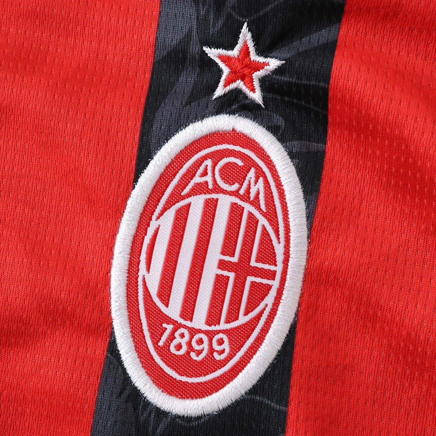 Camisa oficial AC Milan infantil, kit Mini Mantos, detalhe do escudo e estrela