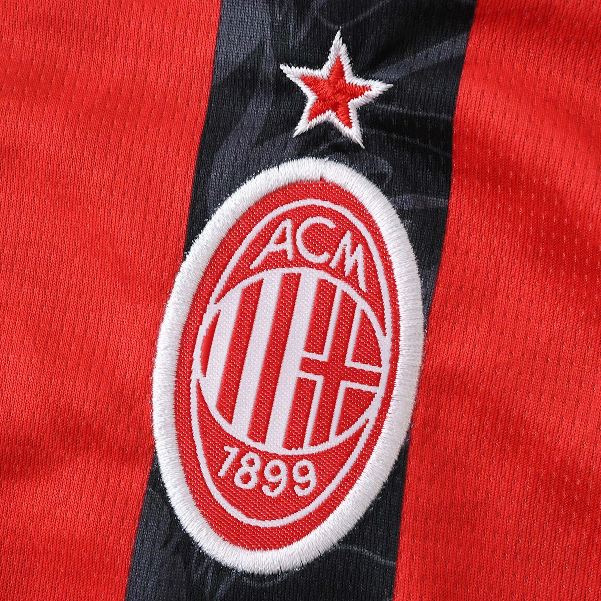 Camisa oficial AC Milan infantil, kit Mini Mantos, detalhe do escudo e estrela