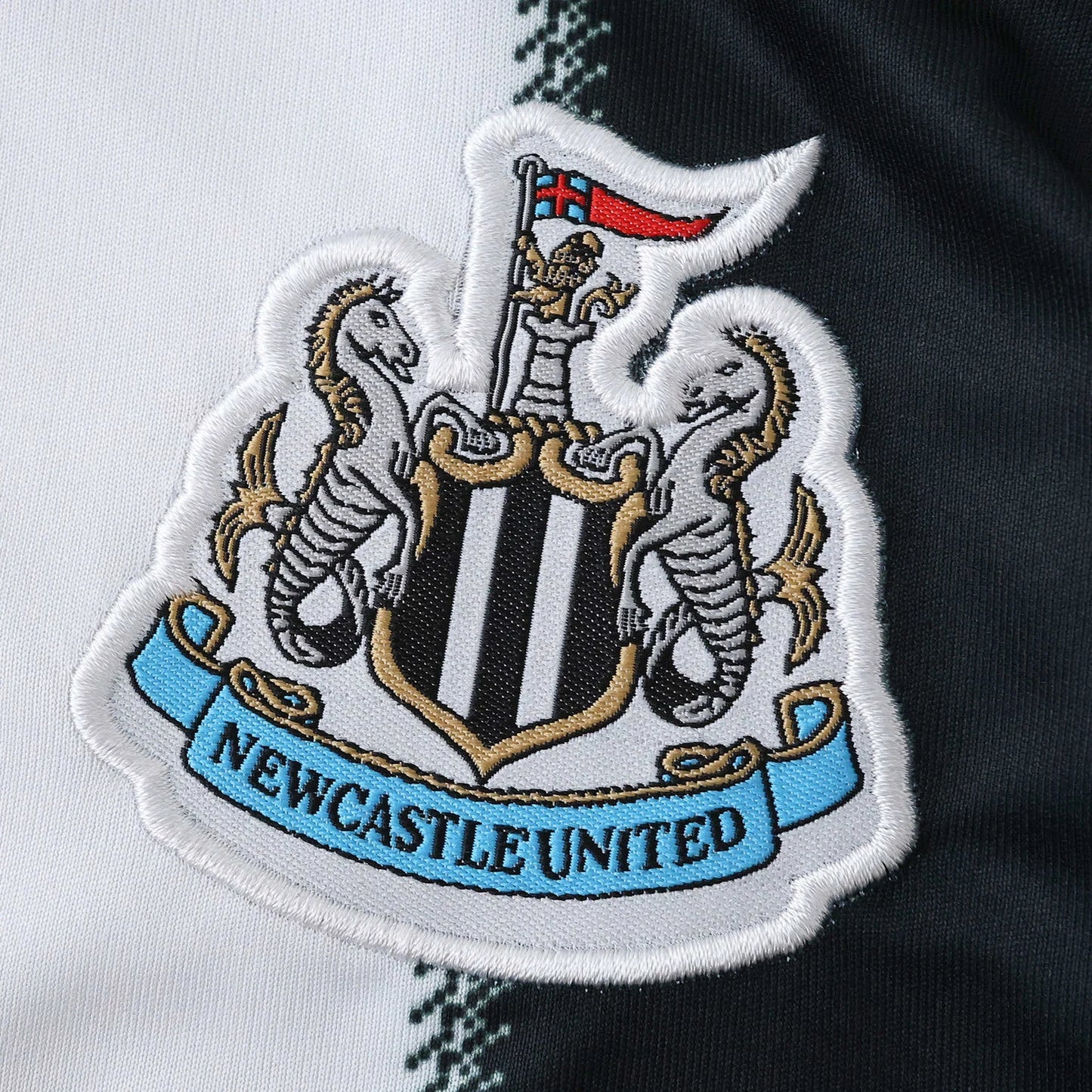 Camisa oficial infantil Newcastle United, kit Mini Mantos: emblema bordado detalhado
