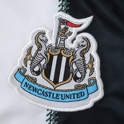 Camisa oficial infantil Newcastle United, kit Mini Mantos: emblema bordado detalhado
