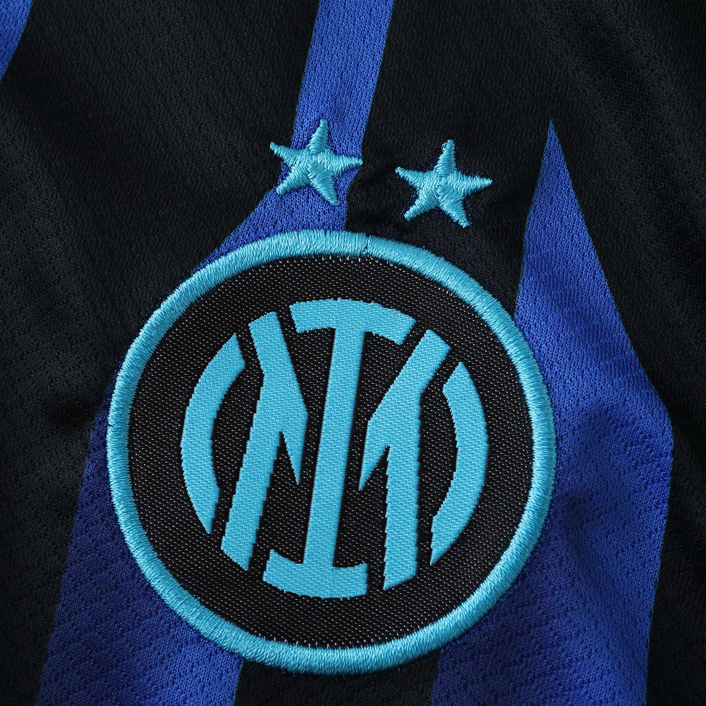 Camisa oficial Mini Mantos Inter Milan infantil kit, listras azuis e pretas, escudo bordado com estrelas