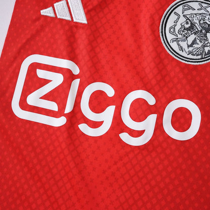 Mini Mantos oficial kit camisa infantil Ajax. Detalhe frontal vermelho com Ziggo e escudo do time
