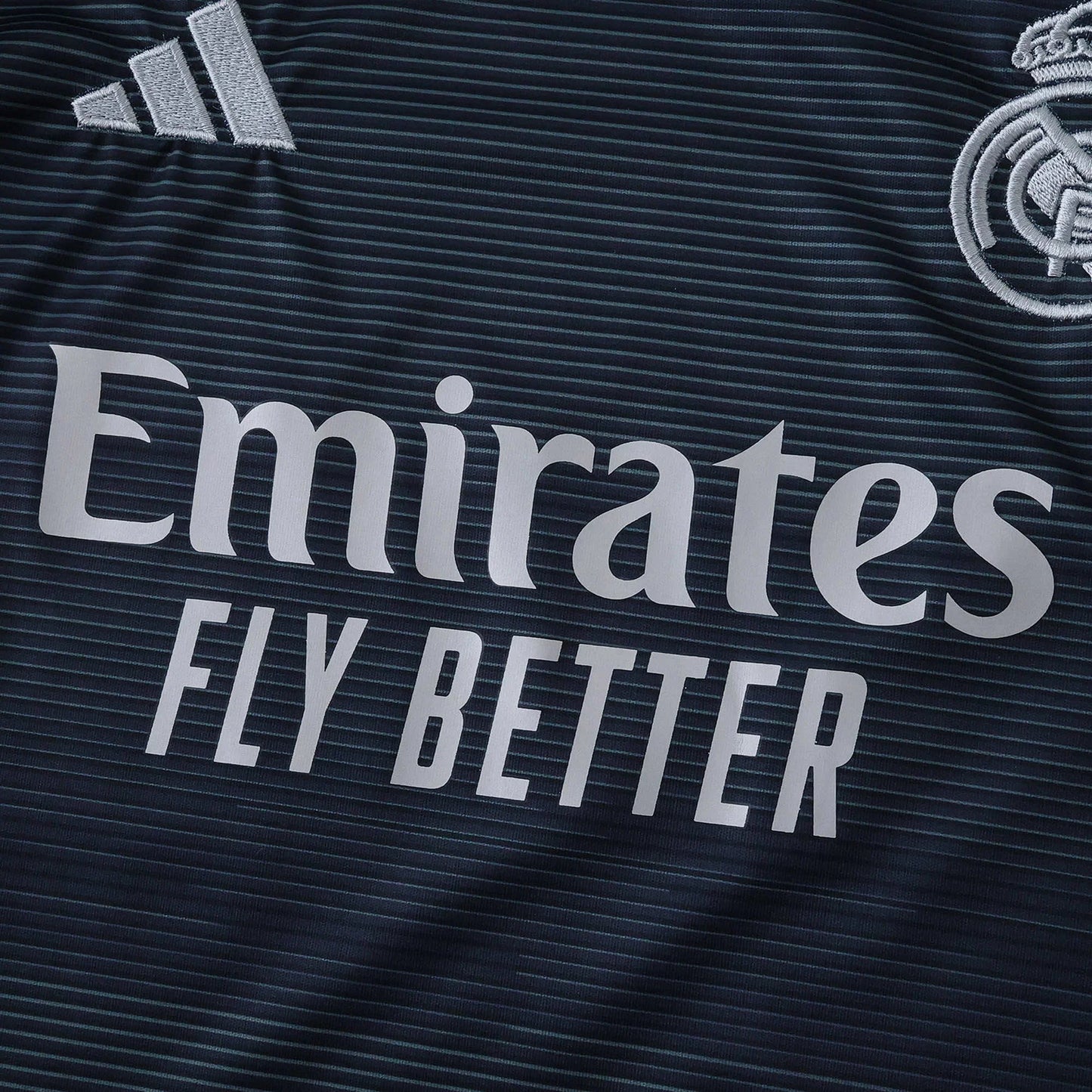 Camisa oficial infantil Real Madrid Mini Mantos. O kit perfeito para pequenos torcedores