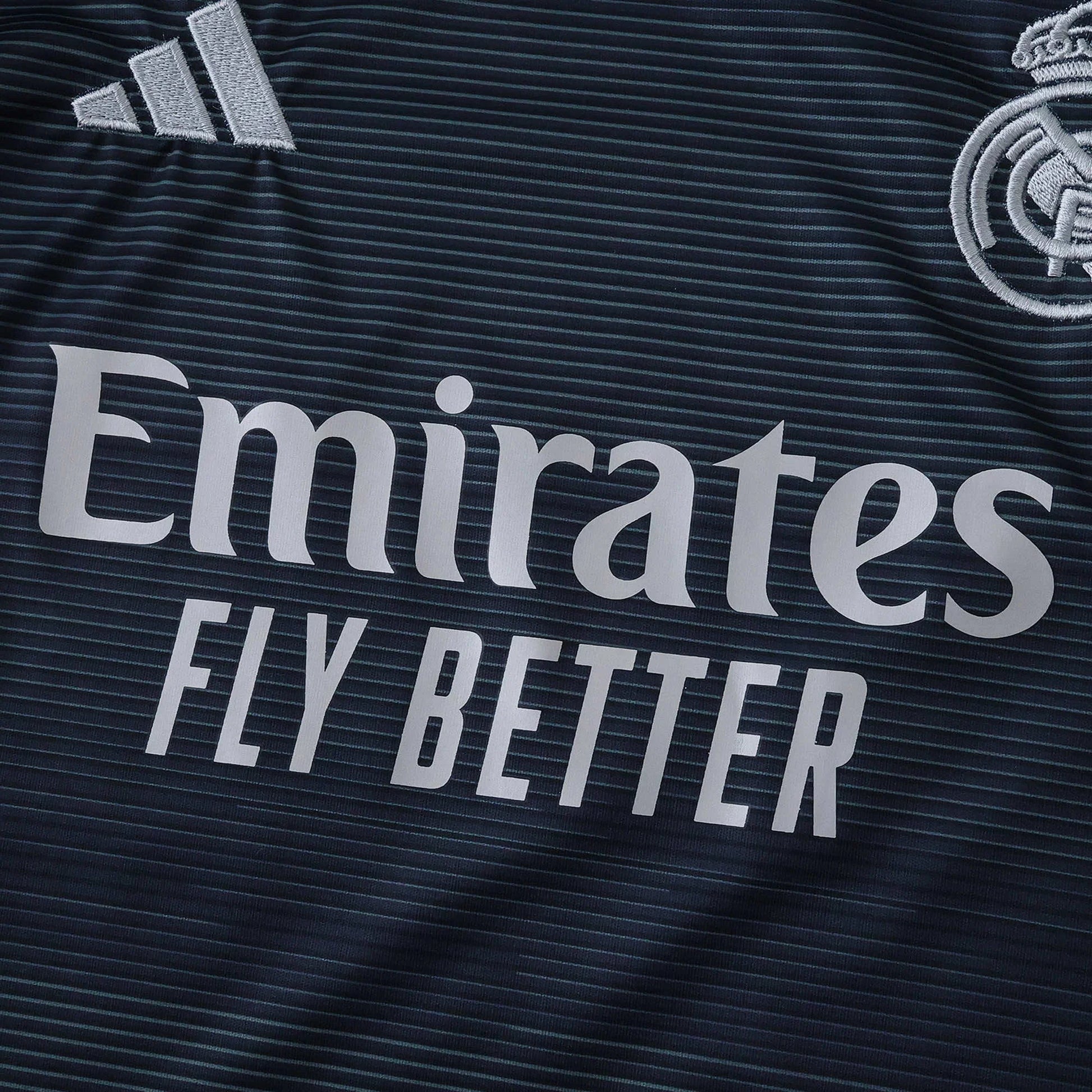 Camisa oficial infantil Real Madrid Mini Mantos. O kit perfeito para pequenos torcedores