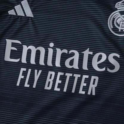 Camisa oficial infantil Real Madrid Mini Mantos. O kit perfeito para pequenos torcedores