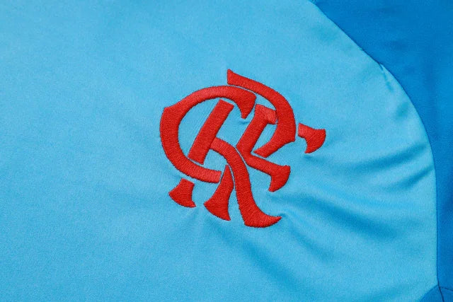 Camisa oficial infantil Flamengo Mini Mantos, kit azul claro. Detalhe do logo CRF bordado em vermelho vibrante