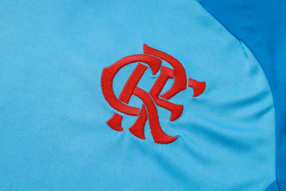 Camisa oficial infantil Flamengo Mini Mantos, kit azul claro. Detalhe do logo CRF bordado em vermelho vibrante