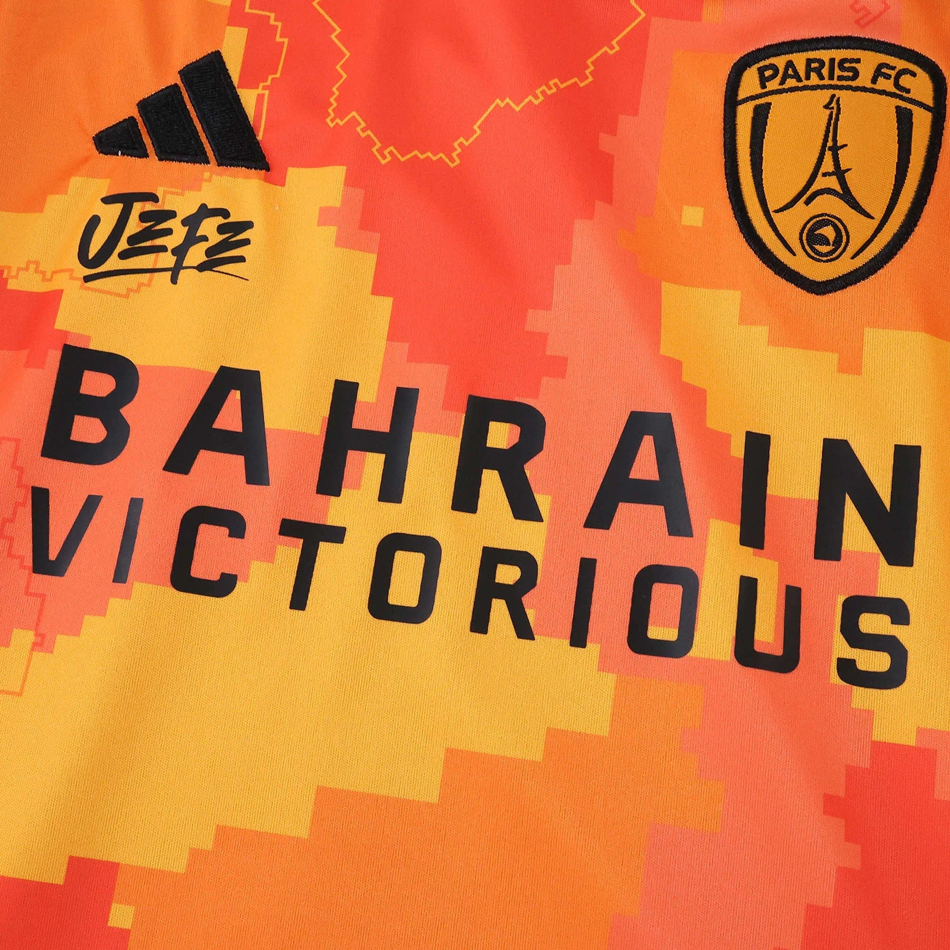 Camisa oficial infantil Paris FC, kit Mini Mantos. Design vibrante com logos Adidas e Bahrain Victorious
