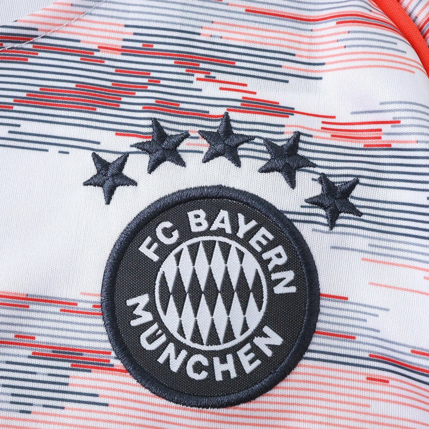 Camisa oficial Bayern Munich infantil, kit Mini Mantos. Detalhe do escudo e estrelas na frente da camisa