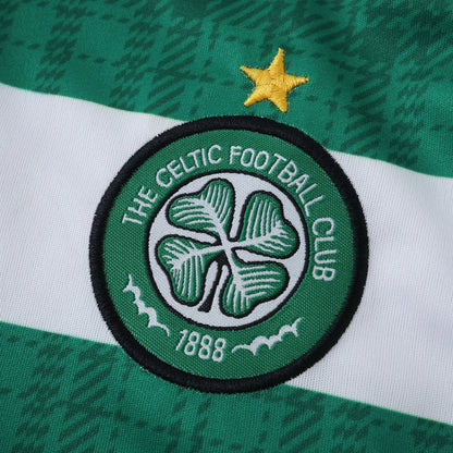 Camisa oficial Celtic infantil, kit Mini Mantos. Emblema com estrela dourada e listras verdes e brancas