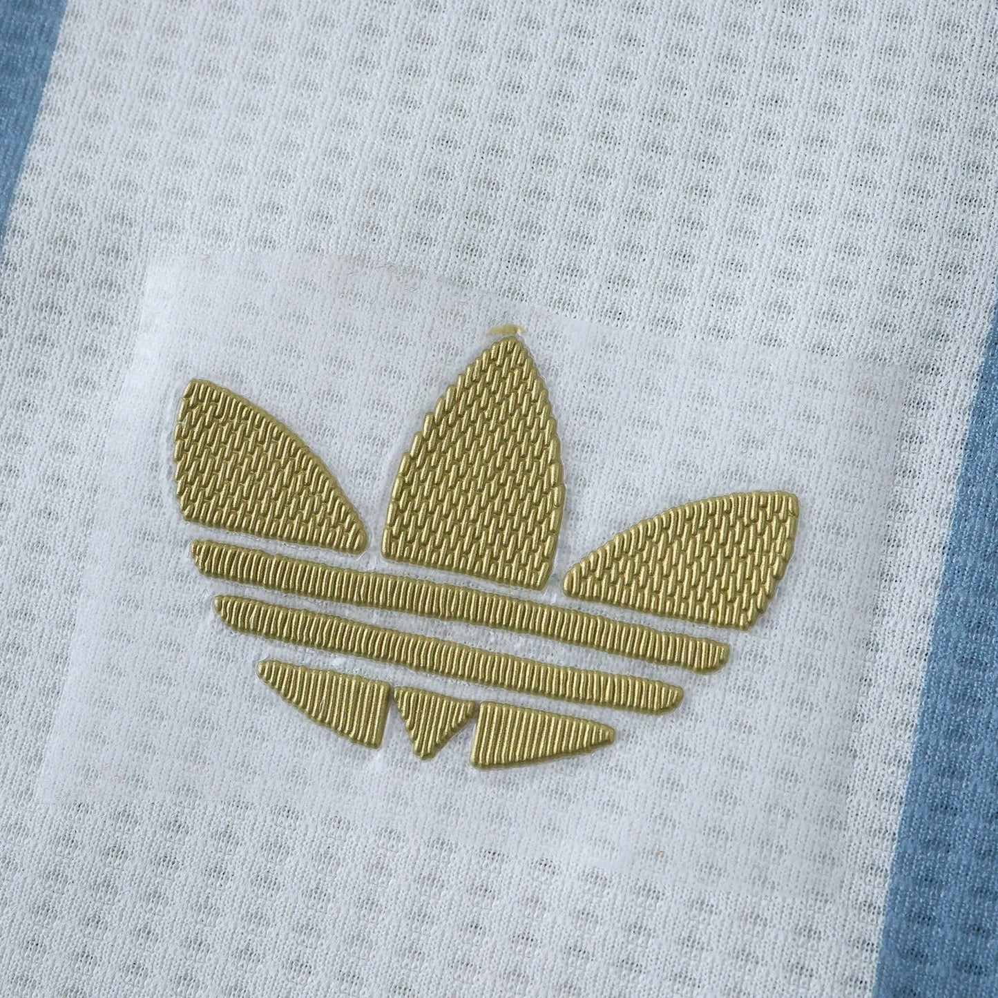 Camisa infantil oficial Argentina Mini Mantos. Kit Adidas trefoil dourado em tecido branco e faixa azul