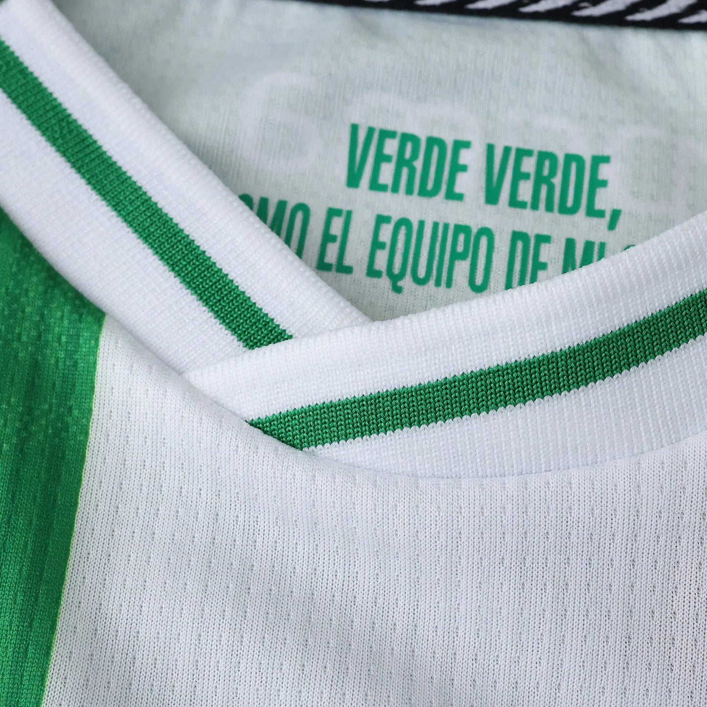 Camisa oficial infantil Atlético Nacional, kit Mini Mantos verde e branco. Detalhe gola e tecido