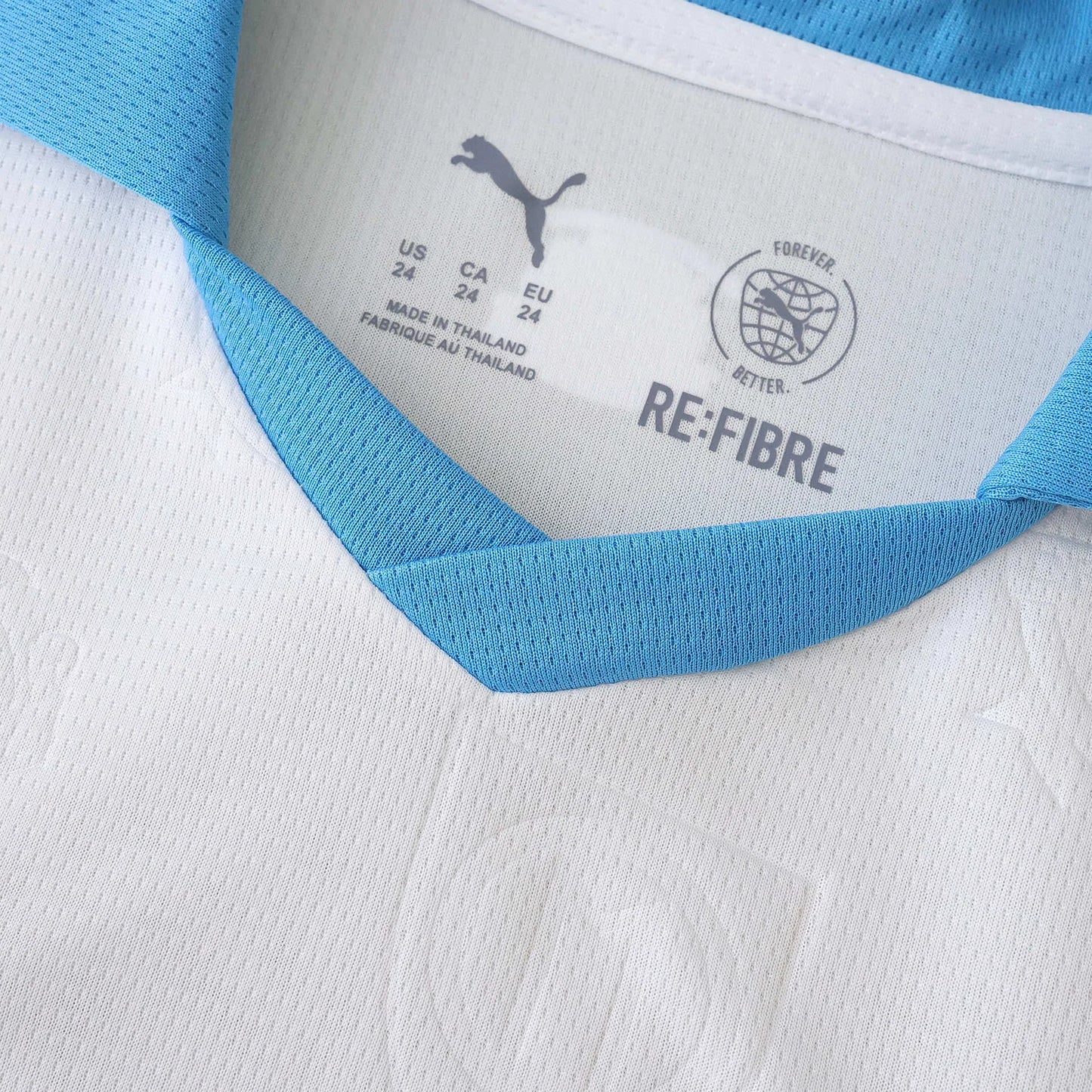 Camisa infantil oficial do kit Manchester City Mini Mantos, detalhe da gola e etiquetas internas