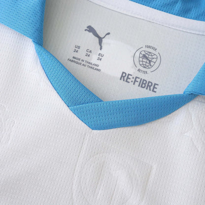 Camisa infantil oficial do kit Manchester City Mini Mantos, detalhe da gola e etiquetas internas
