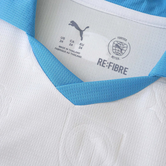 Camisa infantil oficial do kit Manchester City Mini Mantos, detalhe da gola e etiquetas internas