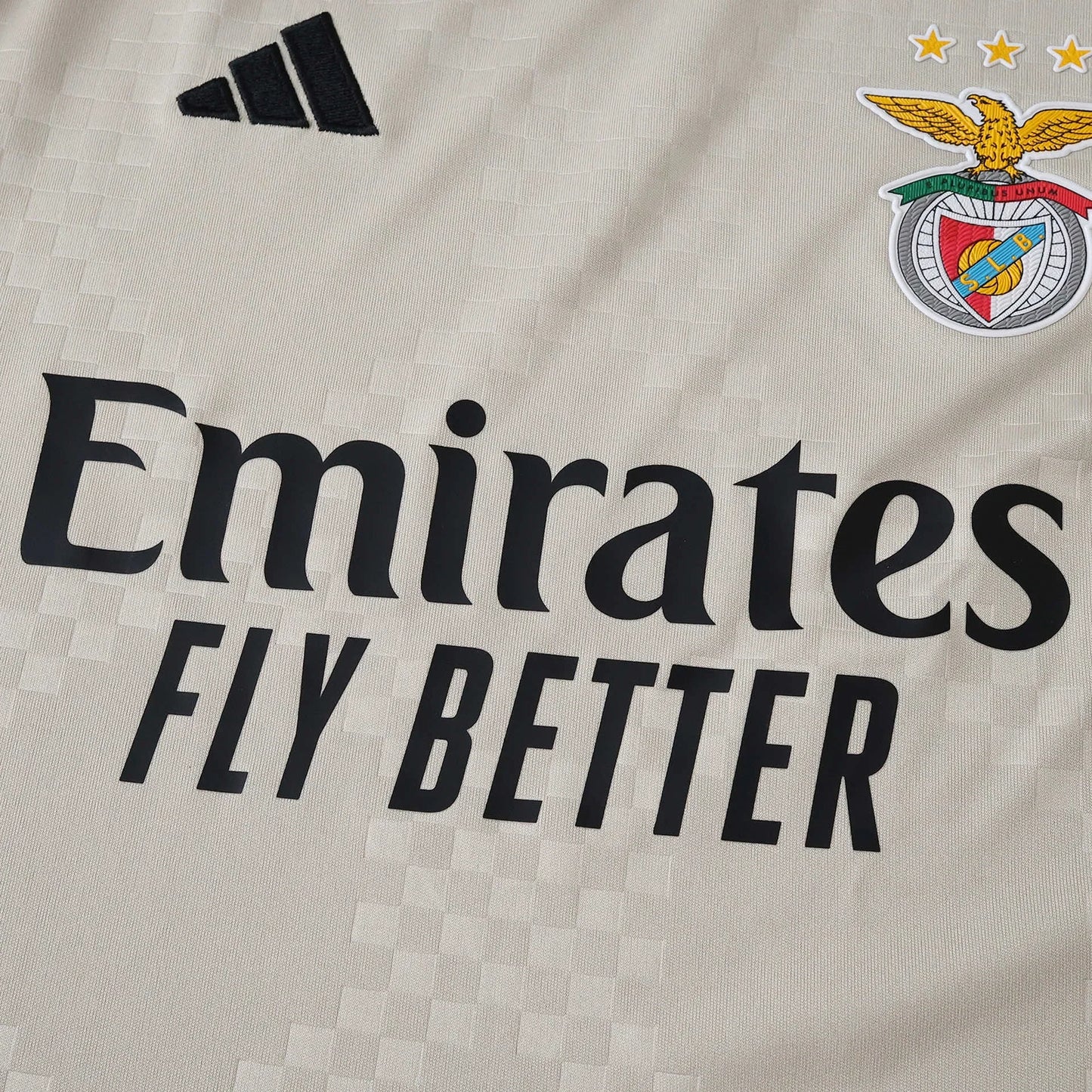 Mini Mantos: Camisa infantil oficial do Benfica. Kit com escudo, Adidas e Emirates. Perfeito para pequenos fãs