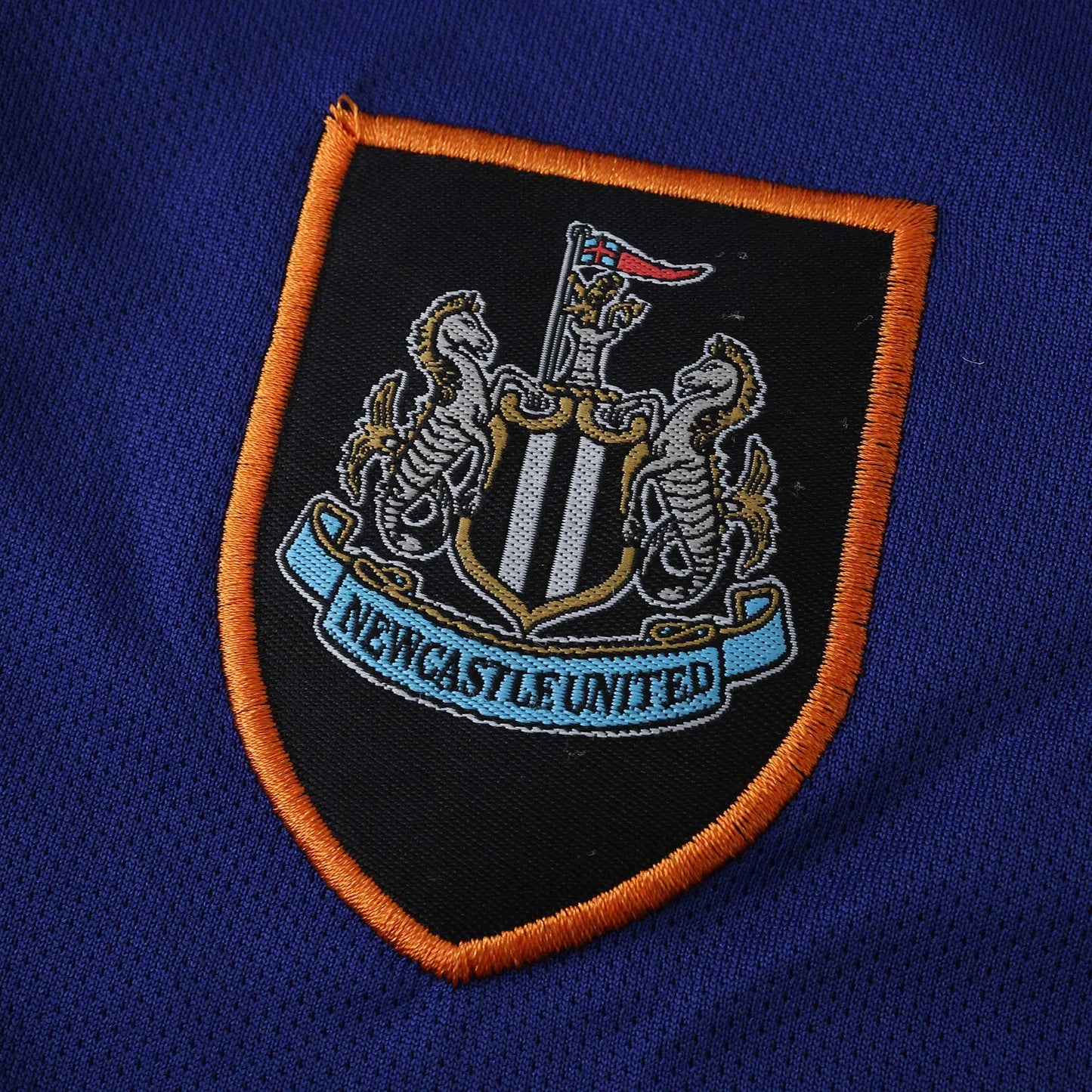 Mini Mantos: Kit camisa infantil oficial Newcastle United. Escudo bordado do time em detalhe na camisa azul