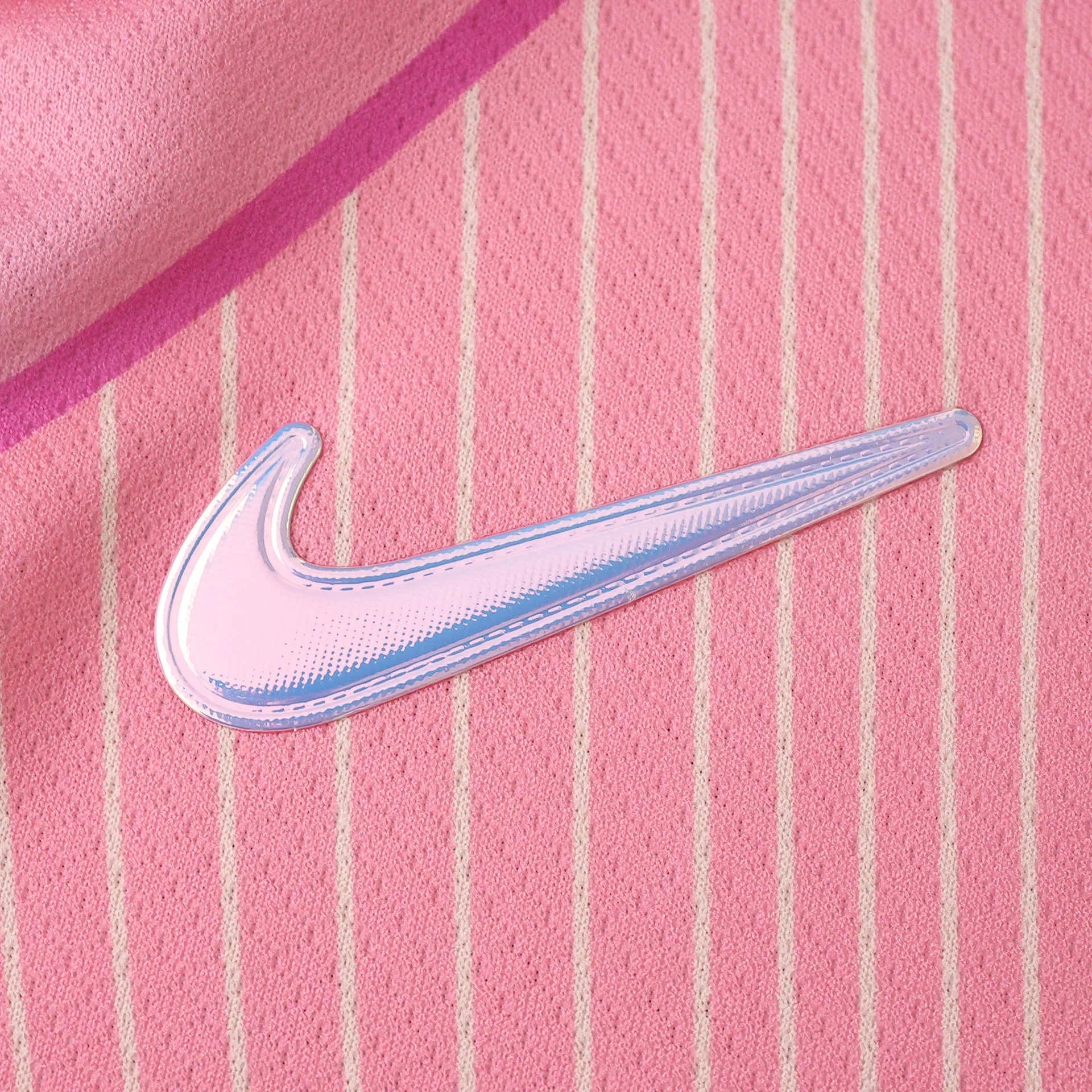 Camisa oficial infantil Mini Mantos de futebol rosa, kit com listras brancas e logo Nike. Para o time dos pequenos