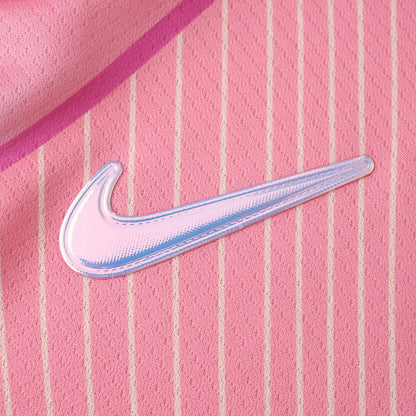 Camisa oficial infantil Mini Mantos de futebol rosa, kit com listras brancas e logo Nike. Para o time dos pequenos