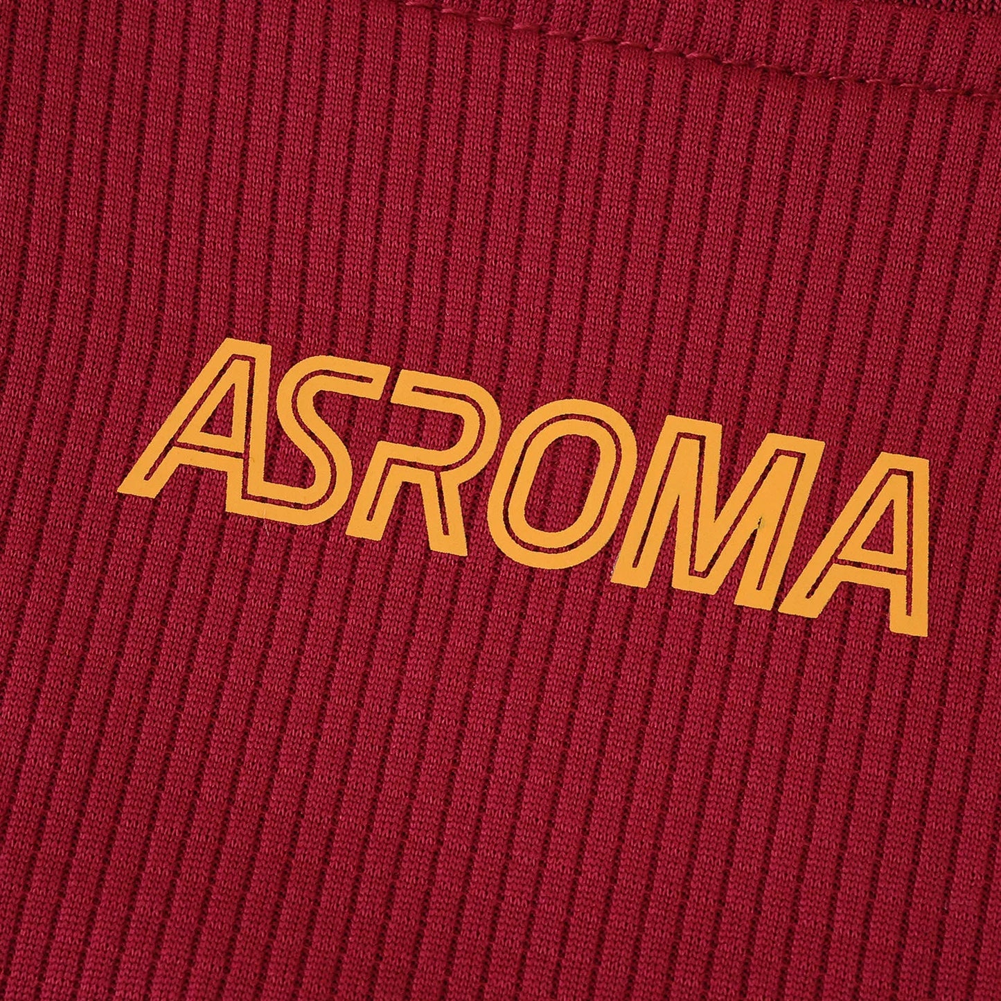 Foto em close da camisa infantil AS Roma vermelha com textura listrada vertical e o logo ASROMA em laranja. Detalhe da costura superior.