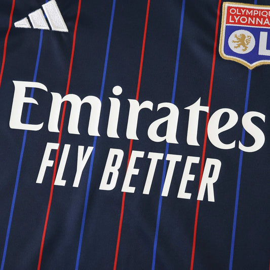 Camisa infantil oficial Olympique Lyonnais, kit Mini Mantos. Listras azuis e vermelhas, patrocínio Emirates